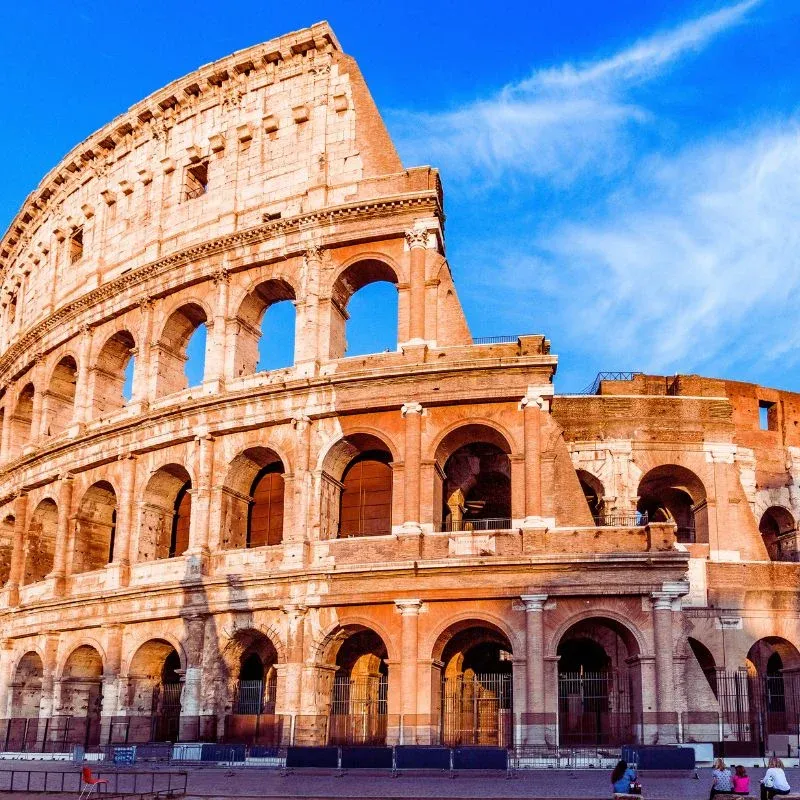 Le Colisée de Rome sous un ciel bleu